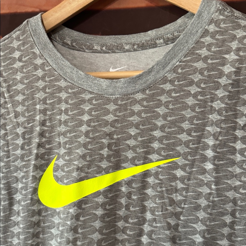 The Nike Tee Men's Dri-Fit Printed T-shirt Grey logo swish print Size S